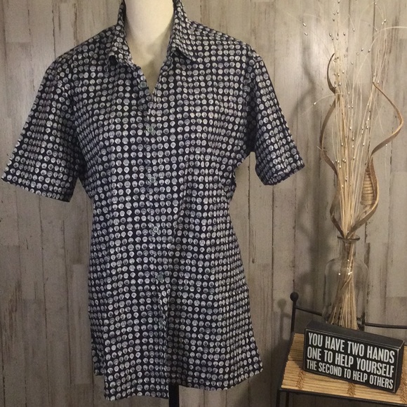 Tori Richard sea shell button down shirt sleeve. - Picture 2 of 6